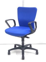 【ワーキングチェアの定番モデル！スタンダードなデザインで快適な座り心地！】■オカムラ製　カロッツァ　肘付ローバックチェア　■ブルー　■固定肘