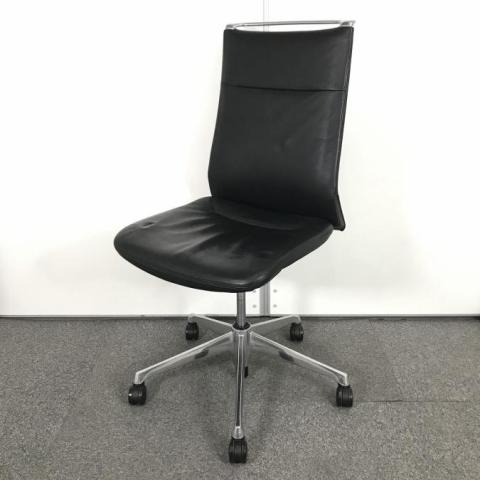 【在庫入替セール品】【機能とデザインが融合！インナーメッシュ構造による優しく包み込む座り心地！】■オカムラ（okamura）　モードチェア (mode)　ハイバック肘無し　クロスバック　張地レザータイプ　5本脚　■ブラック　【弊社使用欄：A00990902　K】