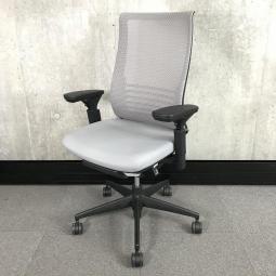 【ダイヤル式のランバーサポートが魅力的な高級感のあるオフィスチェア！】■コクヨ製 (KOKUYO)　ベゼ ル(Bezel)チェア　肘付きハイバック　■可動肘　背面メッシュ　■ランバー付き　■ソフトグレー【弊社使用欄：A01002764】