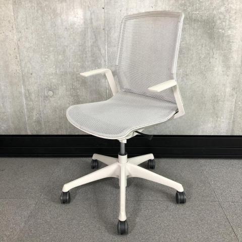 【究極の軽さ！考え抜かれたシンプルデザイン！】■オカムラ製　シナーラチェア（CYNARA）　 肘付き　ローバックチェア　■デザインアーム付　■ライトグレー　■背・座面メッシュ　【弊社使用欄：A01003066　K】