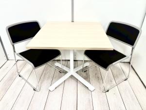 木目天板の人気角テーブルが入荷！！移動のしやすいキャスター付き正方形テーブルとスタッキングチェアのセット商品！
打合せの場やリフレッシュスペースにおすすめ！
■テーブル：コクヨ/DAYS OFFICE（デイズ オフィス）/ナチュラル
　チェア：コクヨ/CK-890/ブラック　【ABW】
