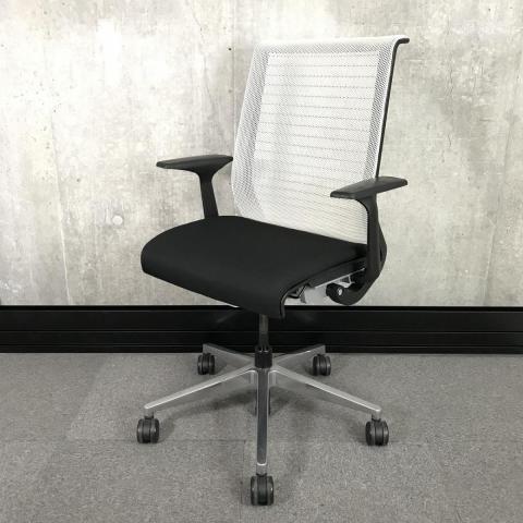 【ワイヤーが体にフィットするアメリカ発の大人気商品！長時間の着座ストレスを軽減！】 ■スチールケース製　シンクチェア　肘付ハイバック　メッシュバック　■固定肘　■背面：ホワイト/座面：ブラック【弊社使用欄：A01009779  K】