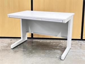 【在庫入替セール品】【便利なコンセント付きのホワイトデスク！幅1100でコンパクト！】■ウチダ/スカエナシリーズ/平デスク/引出し付き/W1100/D700mm/ホワイト/コンセント付/オススメ(おすすめ) /人気商品【弊社使用欄：A00979971】