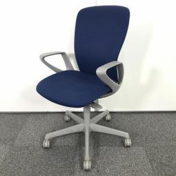 【在庫入替セール品】【シンプルなデザインと厚みのあるクッションが大人気！機能充実のワーキングチェア】■オカムラ（okamura）　スラート（sulato）　ハイバック肘あり　デザインアーム　■ミディアムブルー【弊社使用欄：A00977892】【KN】