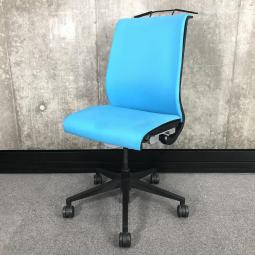 【あなたの座るを考える！ワイヤー構造が体を支える、有名海外メーカー製の定番チェア！座り心地抜群！】■スチールケース（Steelcase）　シンク（think）チェア　肘無し　ハイバック　■クロスバックタイプ　■ハンガー付　■ブルー 【弊社使用欄：A01003408】【KN】