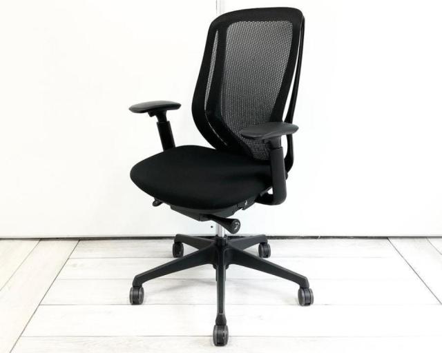 オカムラ製品で最も人気を集める高機能メッシュチェア！柔らかいクッション、フィットするメッシュ構造、前傾機能！/オススメ(おすすめ) /人気商品【弊社使用欄：A01013603/A01013604】
■ オカムラ/シルフィー/ブラック　可動肘付き