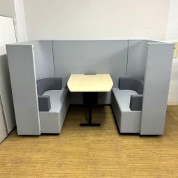 【定価100万程度】コクヨ　ブラケッツ　モジュール型ソファ＆テーブルシステム　スカイグレー×モデレートグレー　片側2人掛けの4名様まで利用可能サイズ【ファミレスブース】【WEB会議】【ABW】