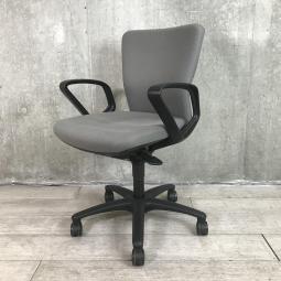 【関東倉庫在庫品】【スタンダードなオフィスチェア！】■オカムラ製　カロッツァ　肘付ローバックチェア　■グレー【弊社使用欄：A00959336】【ECBMC】【在庫入替セール品につき限定特価！】