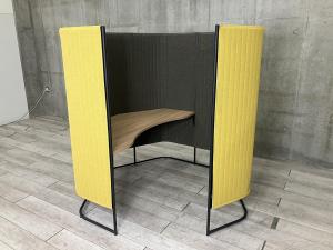 【話題の集中ワークブース！壁やパーテーションで完全に仕切らずにゆったりと囲ったセミクローズド空間！】■コクヨ(KOKUYO)製　インフレーム　集中ワークブース　■六角形　■イエロー　【ABW商材】【関東倉庫在庫品】【弊社使用欄：A00998009】♢