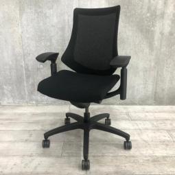 【姿勢の変化にフレキシブルに対応する高機能メッシュチェア！】■イトーキ（ITOKI）製　エフメッシュ　肘付ハイバック　■可動肘　■背面メッシュ　■ブラック