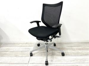 【定価約20万円以上】【長時間の着座でも疲れにくいサポート感！】■オカムラ製　バロンチェア　肘付ローバック　■ブラック　■可動肘　■メッシュ背面　【ベストなポジションが得られる先進設計！】