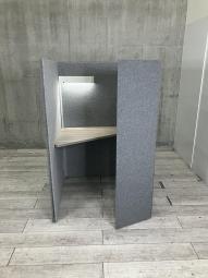 【左開口】【ワーカーの集中を高める省スペースなワークブース！高さ1520mmタイプ】■オカムラ(okamura)製　ドレープシリーズ（drape） 　テトラタイプ　1人用ブース 　ソロワークブース（W1000/D1000/H1520）　■色： グレー　■ライトつき【ABW商材】【関東倉庫在庫品】【弊社使用欄：A01018781】