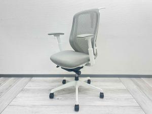 ※背座専門業者にてクリーニング済み【オフィス用チェア界の代表格！三次元曲面が快適にフィット！】■オカムラ製　シルフィーチェア　可動肘付　ミディアムブルー　アルミポリッシュ脚　■背のカーブを変えられる！新感覚のオフィスシーティング！