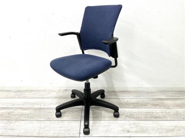 【定価約5万円】【シンプルなデザインでオシャレな肘付OAチェア】■プラス製/チェダーシリーズ　■肘付OAチェア　■固定肘　■ネイビーブルー