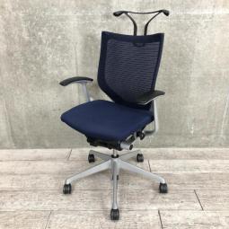 【硬めのメッシュ座面が大人気！国産メッシュチェアの代表格！】■オカムラ（okamura）製　バロン（Baron）チェア　ハイバック　肘付き　■背面メッシュ　■固定肘　■色：ダークブルー　■ハンガー付き