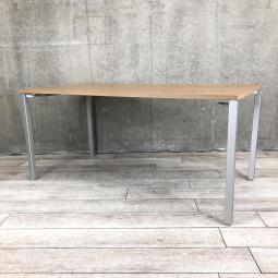 【無駄を削ぎ落した「シンプルデザイン」でレイアウト自由自在！】/オススメ(おすすめ) /人気商品【弊社使用欄：A01002202】■テーブル　会議用　W1600×D800㎜　天板：木目ダーク/4本脚：シルバー/オカムラ/アプションフリー
okam