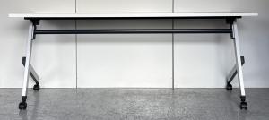 【2~3名様で使えるスタックテーブル入荷！奥行き600㎜で広々！キャスター付きで移動も楽々！】■ウチダ(UTHIDA)製　プラッテ(PLATTE)　サイドスタックテーブル　■幅1800×奥行600㎜　■ピュアホワイト【天板跳ね上げ式でコンパクトに収納！】　オフィスバスターズ東大阪店　幕板無　中古
